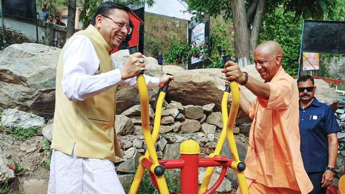 योगी आदित्यनाथ और पुष्कर सिंह धामी ने ओपन जिम में की कसरत