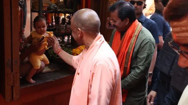 वाराणसी में अधिकारियों को सीएम योगी का निर्देश