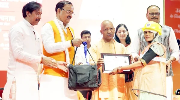 श्रमवीर गौरव समारोह 2026, लखनऊ में सम्मानित हुए श्रमिक