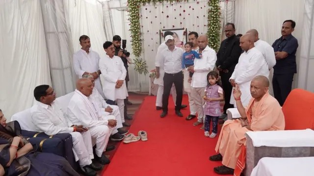 सिसवा विधायक प्रेमसागर पटेल के घर पहुंचे CM योगी