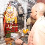सीएम योगी ने काशी विश्वनाथ और बाबा कालभैरव के किए दर्शन, मांगलिक कार्यक्रम में शामिल होकर दिया आशीर्वाद