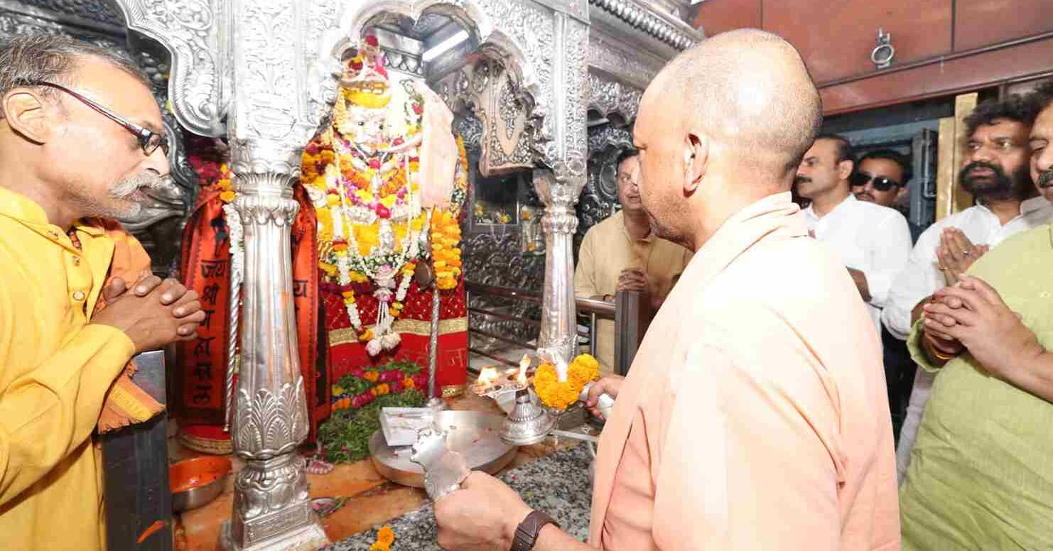 सीएम योगी ने काशी विश्वनाथ और बाबा कालभैरव के किए दर्शन