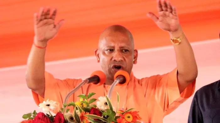 सीएम योगी बोले- दुनिया संकट में, फिर भी भारत दे रहा पेट्रोल-डीजल