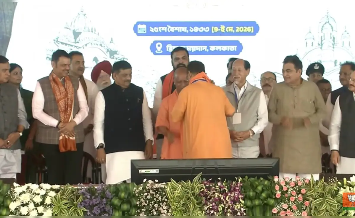 सुवेंदु अधिकारी के शपथ ग्रहण में पहुंचे CM योगी, मंच पर पहनाया भगवा गमछा