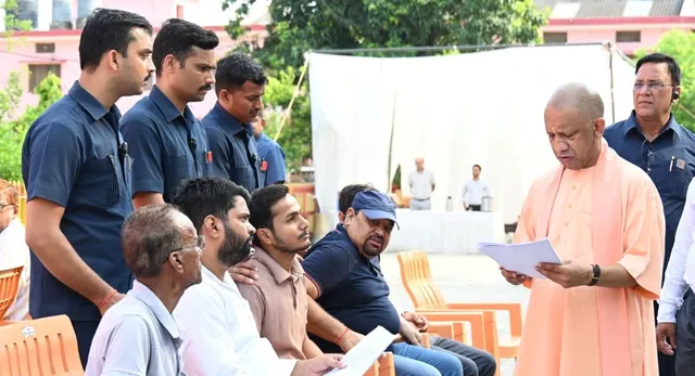 CM योगी जनता दर्शन में बोले- जरूरतमंदों को मिलेगा आवास