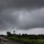 IMD बारिश अलर्ट: दिल्ली-यूपी-बिहार समेत 23 राज्यों में भारी बारिश की चेतावनी, तेज हवाओं के साथ बदलेगा मौसम