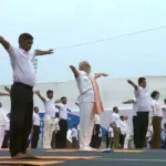 PM मोदी ने कोलकाता में किया योग, राजनाथ सिंह से लेकर निर्मला सीतारमण तक देशभर में दिखा योग का उत्साह
