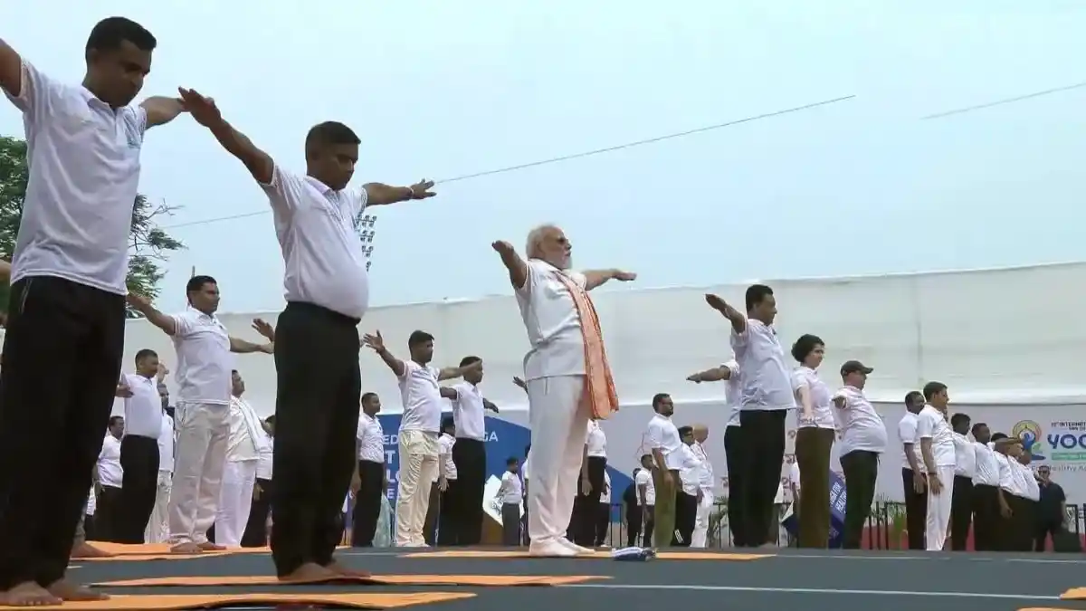 PM मोदी ने कोलकाता में किया योग, देशभर में दिखा योग का उत्साह