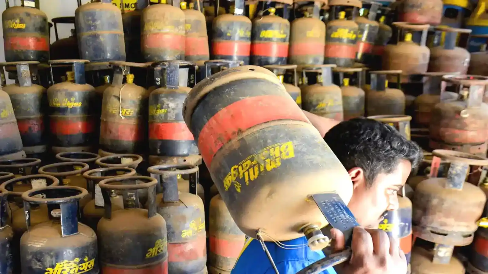 कमर्शियल LPG सिलेंडर के दाम बढ़े, दिल्ली में 42 रुपये