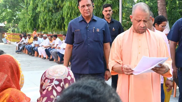 गोरखपुर जनता दर्शन में CM योगी का सख्त संदेश, 200 लोगों की शिकायतें सुनीं