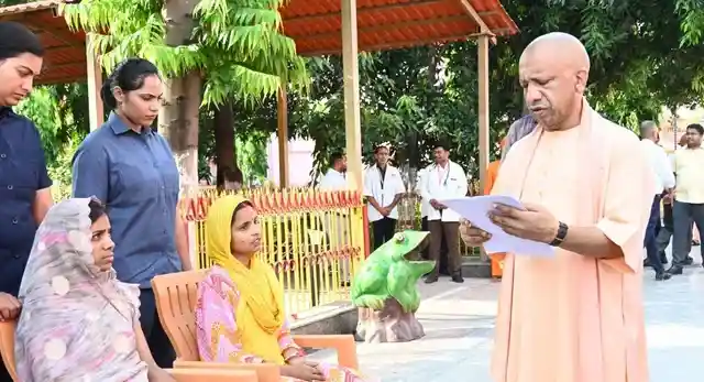 गोरखपुर जनता दर्शन में CM योगी सख्त
