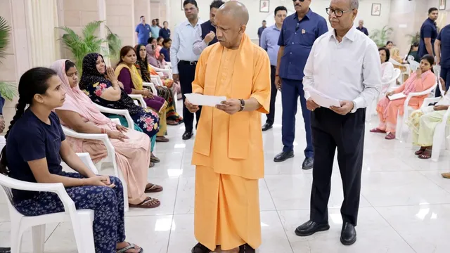 जनता दर्शन में CM Yogi सख्त, बोले- शिकायतों का हो समयबद्ध समाधान