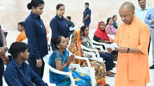 जनता दर्शन में CM योगी आदित्यनाथ ने सुनीं फरियाद