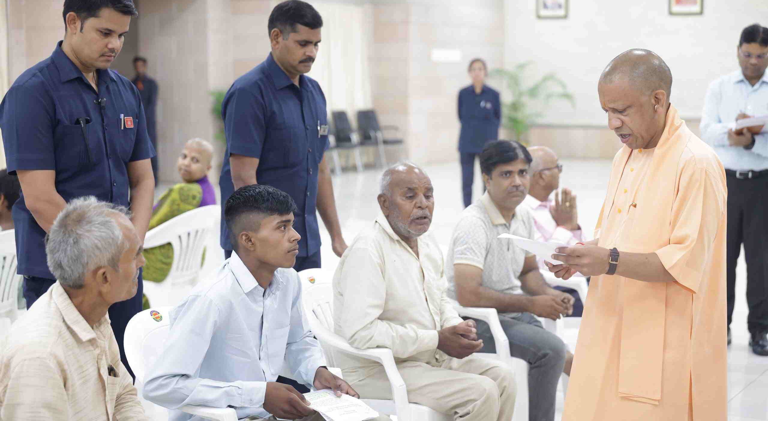जनता दर्शन में सख्त दिखे सीएम योगी, मथुरा में अतिक्रमण की शिकायत पर डीएम को मौके पर जांच के निर्देश