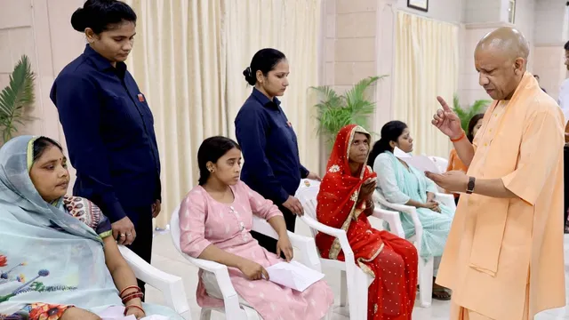 जनता दर्शन में सीएम योगी का बड़ा संदेश, गरीब छात्रों की पढ़ाई नहीं रुकेगी