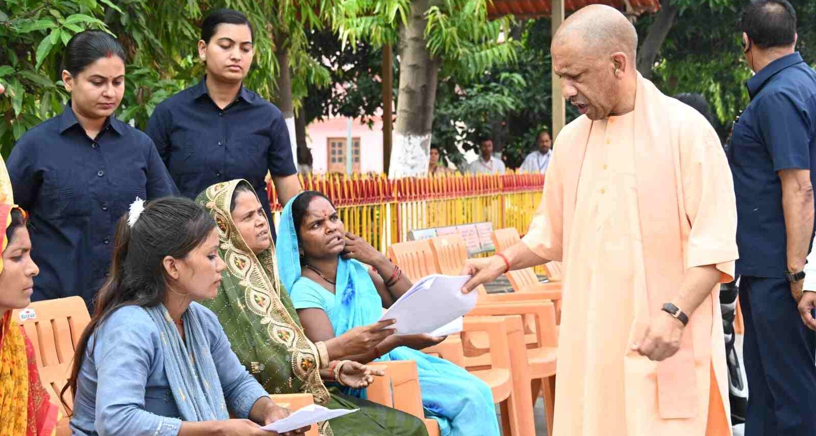 जनता दर्शन में सीएम योगी का सख्त संदेश, भूमि मामलों में लापरवाही पर होगी कार्रवाई