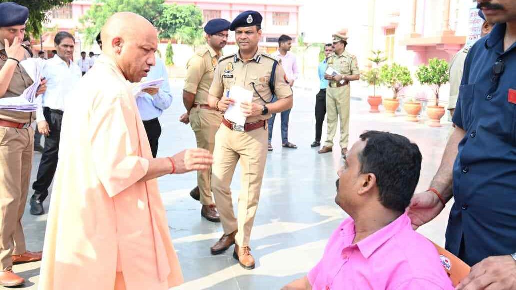 जनता दर्शन में सीएम योगी ने सुनीं 200 लोगों की समस्याएं, अफसरों को दिया निर्देश