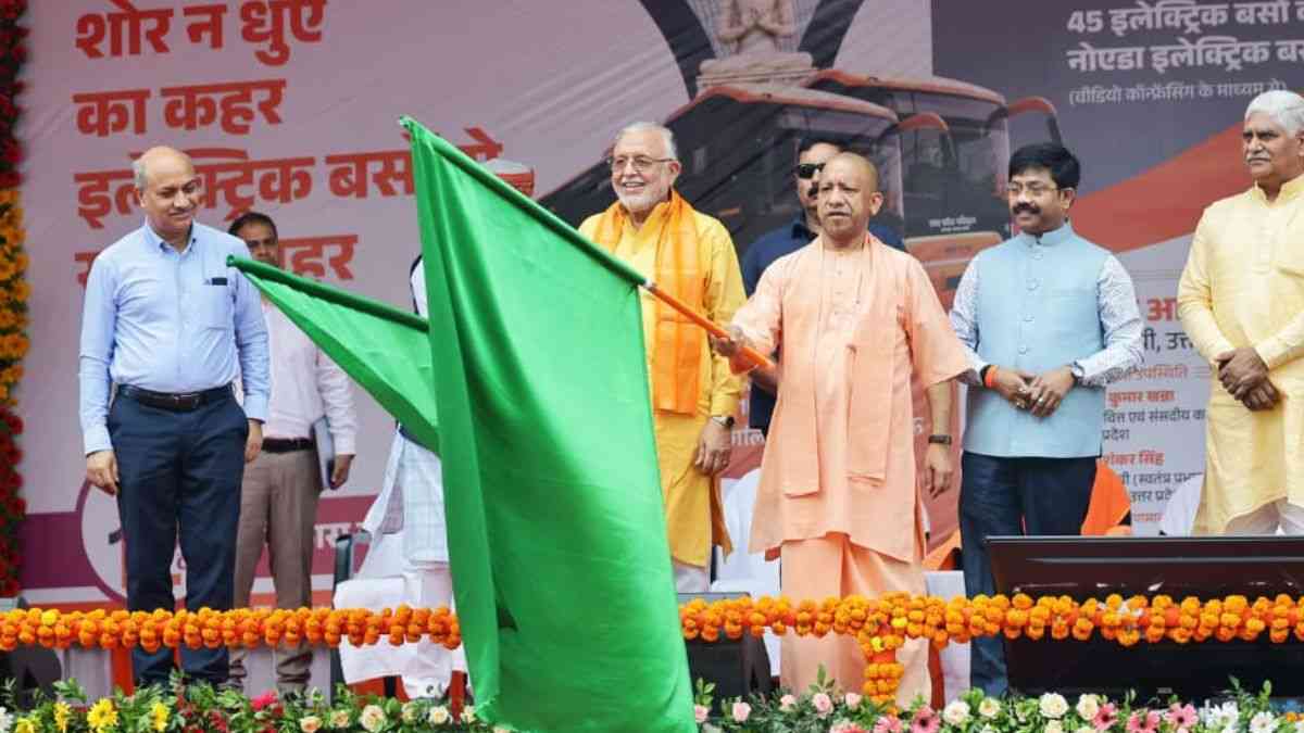 जेवर एयरपोर्ट कनेक्टिविटी को मिली नई रफ्तार, सीएम योगी ने इलेक्ट्रिक बसों को दिखाई हरी झंडी