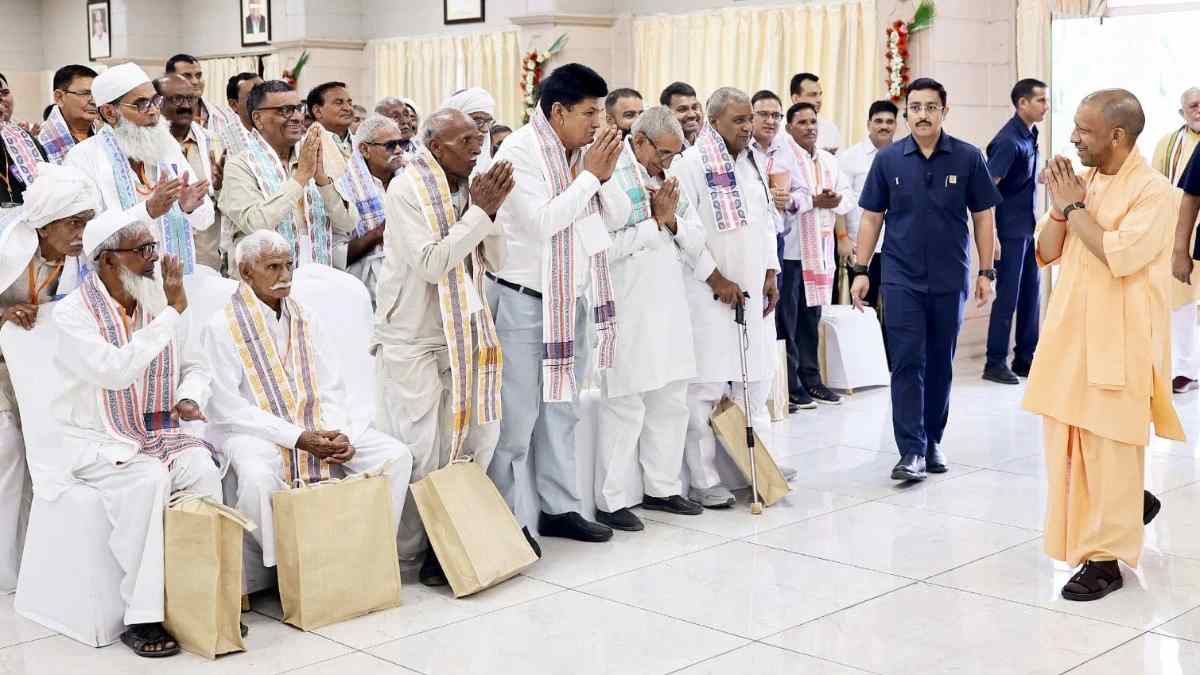 जेवर एयरपोर्ट की पहली उड़ान में बैठे किसान हुए भावुक, बोले- सीएम योगी ने बदल दी हमारी तकदीर