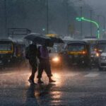 दिल्ली-NCR और पश्चिमी यूपी में रेड अलर्ट, 100 किमी प्रति घंटे की रफ्तार से चल सकती हैं हवाएं