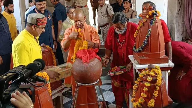 मां बगुलामुखी के दरबार में पहुंचे सीएम योगी, ललितपुर में भी की पूजा-अर्चना