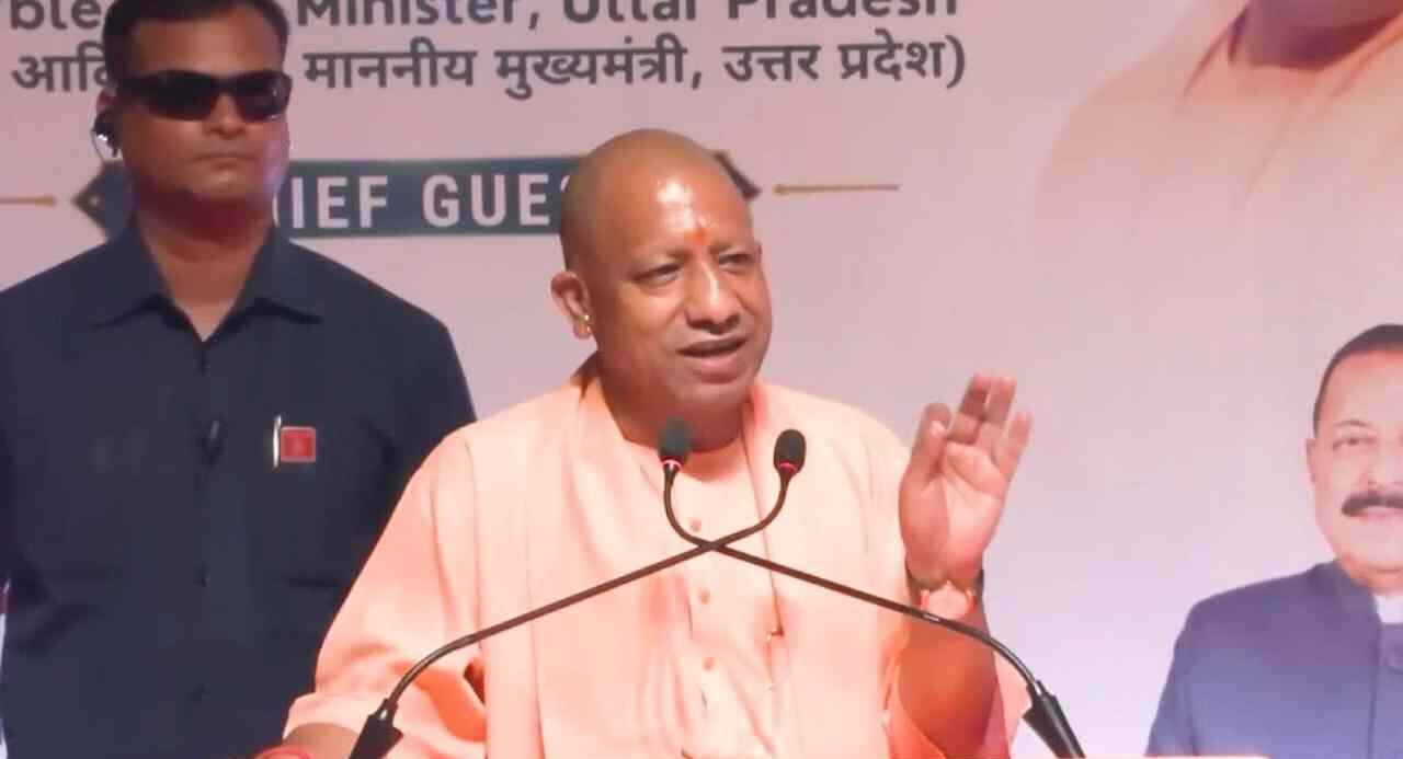 मुरादाबाद पहुंचे सीएम योगी, अफसरों संग शुरू की समीक्षा बैठक