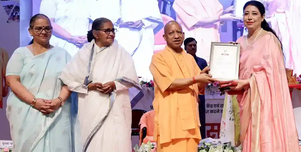 मेधावियों को सम्मानित कर बोले योगी, ‘अखबार पढ़ें, न्यूज देखें