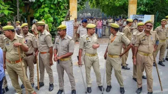 यूपी पुलिस आरक्षी भर्ती परीक्षा, अभ्यर्थी जूते नहीं, चप्पल पहनकर आएं