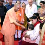 बच्चों का अन्नप्राशन, लाभार्थियों को करोड़ों की सौगात, योजनाओं का लाभ बांटते दिखे सीएम योगी