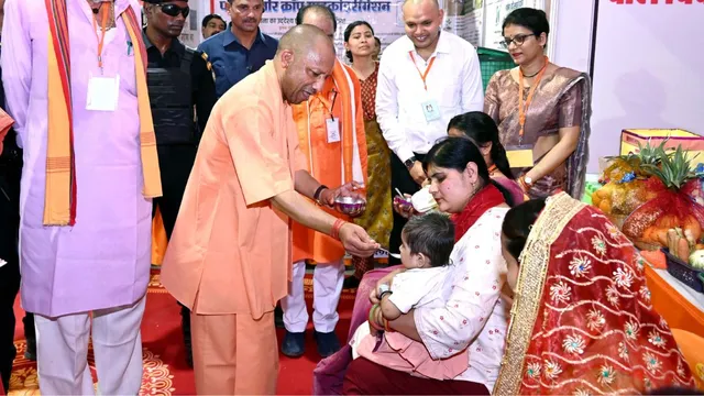 योजनाओं का लाभ बांटते दिखे सीएम योगी