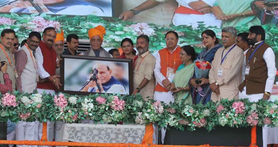 राजनाथ सिंह ने आगरा में किया महाराणा प्रताप की 14 फीट ऊंची प्रतिमा का अनावरण