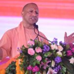 रामपुर में सीएम योगी का सपा पर हमला: ‘चाकू गलत हाथों में था तो कब्जे हुए, अब विकास और रोजगार का बन रहा माध्यम’