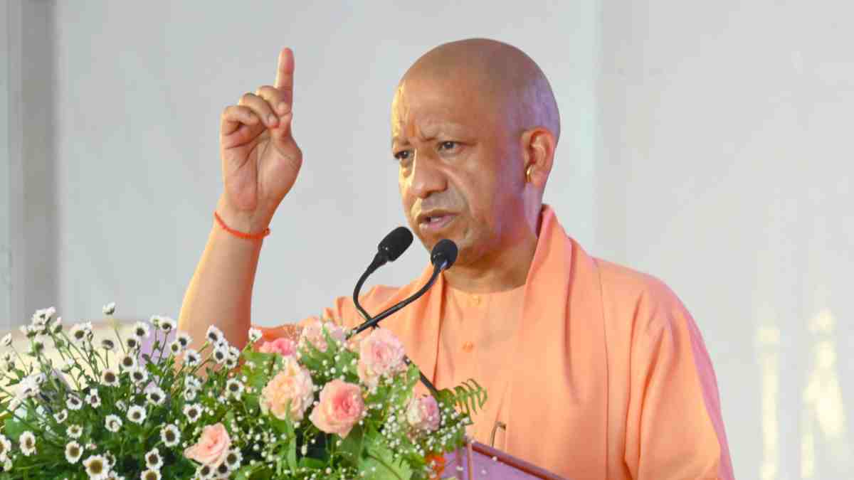 लखनऊ अग्निकांड की सूचना मिलते ही अलीगढ़ से लौटे सीएम योगी
