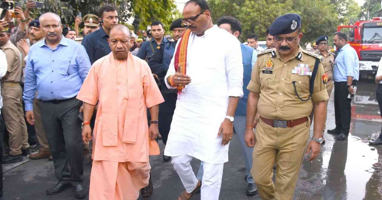 लखनऊ अग्निकांड के बाद सख्त हुए सीएम योगी, LDA वीसी को तलब कर
