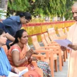सीएम योगी जनता दर्शन में बोले- एस्टिमेट बनवाइए, इलाज की चिंता सरकार पर छोड़ दीजिए