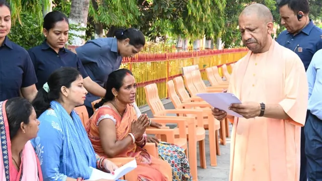 सीएम योगी जनता दर्शन में बोले- एस्टिमेट बनवाइए, इलाज की चिंता सरकार पर छोड़ दीजिए
