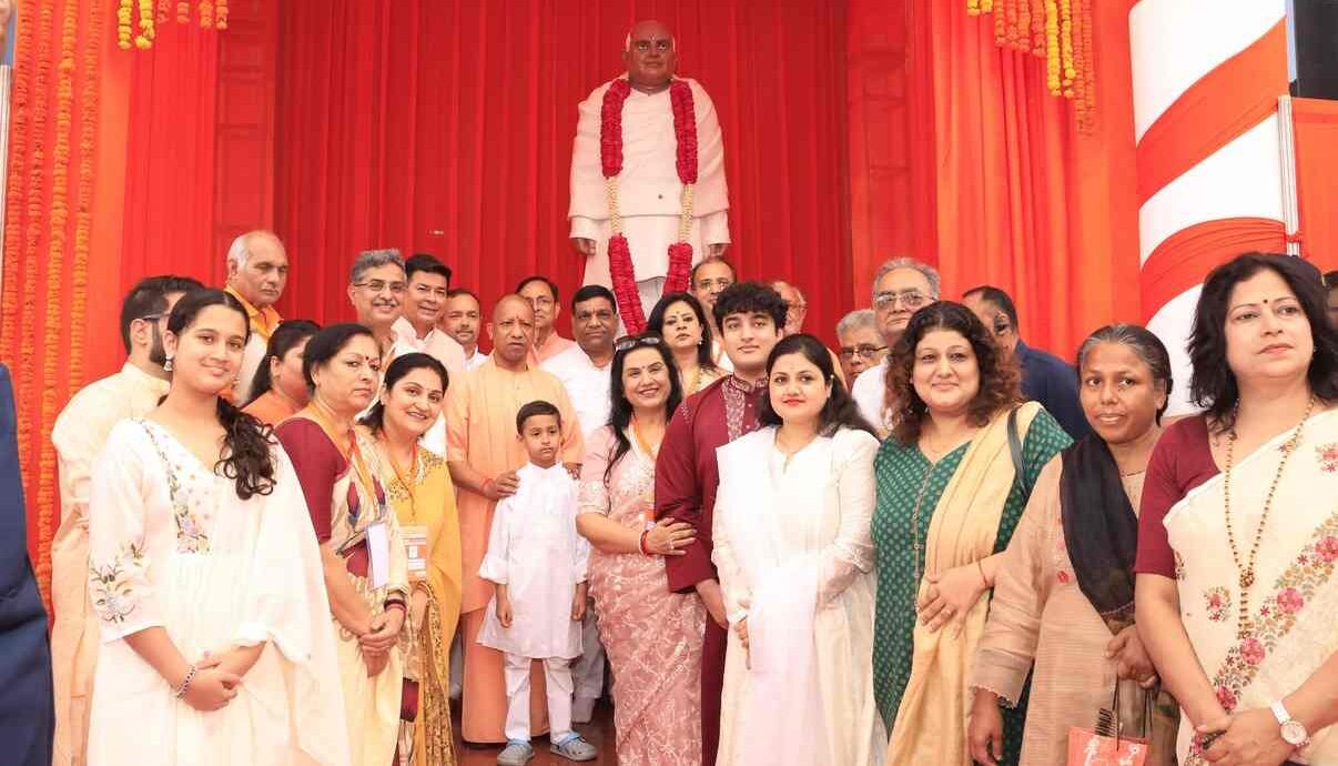 सीएम योगी ने पंडित राधेश्याम की प्रतिमा का किया अनावरण