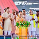 CM योगी गाजीपुर दौरा: महिलाओं की बनाई पेंटिंग देख मंच पर बुलाया, सीएम योगी ने किया सम्मानित