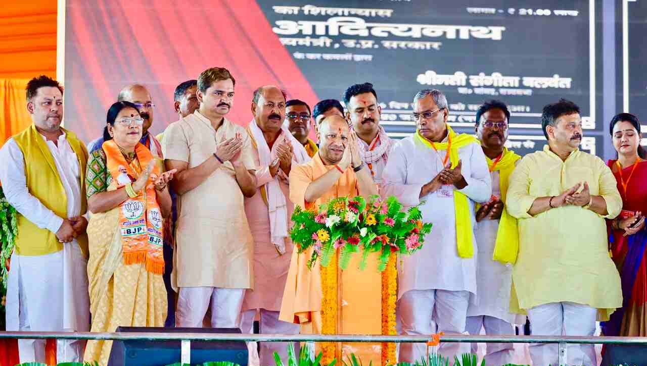 CM योगी गाजीपुर दौरा, महिलाओं की बनाई पेंटिंग देख मंच पर बुलाया
