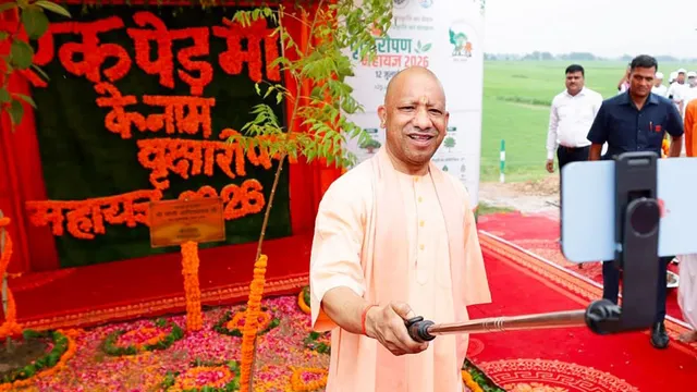 CM योगी ने 'एक पेड़ मां के नाम' अभियान के तहत किया पौधरोपण