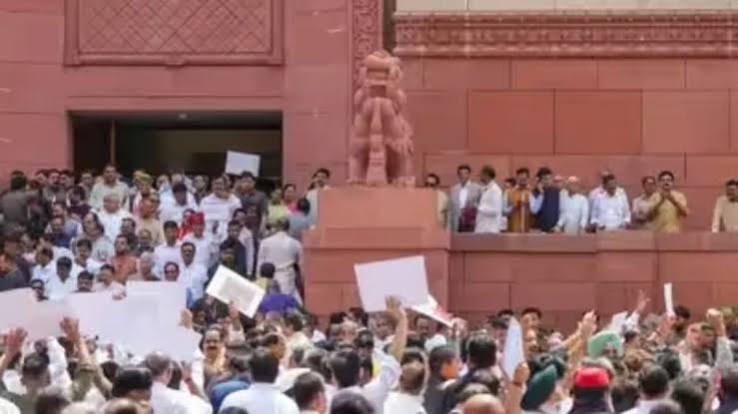 NEET पेपर लीक विवाद, धर्मेंद्र प्रधान के इस्तीफे के बाद भी नहीं थमा सियासी घमासान