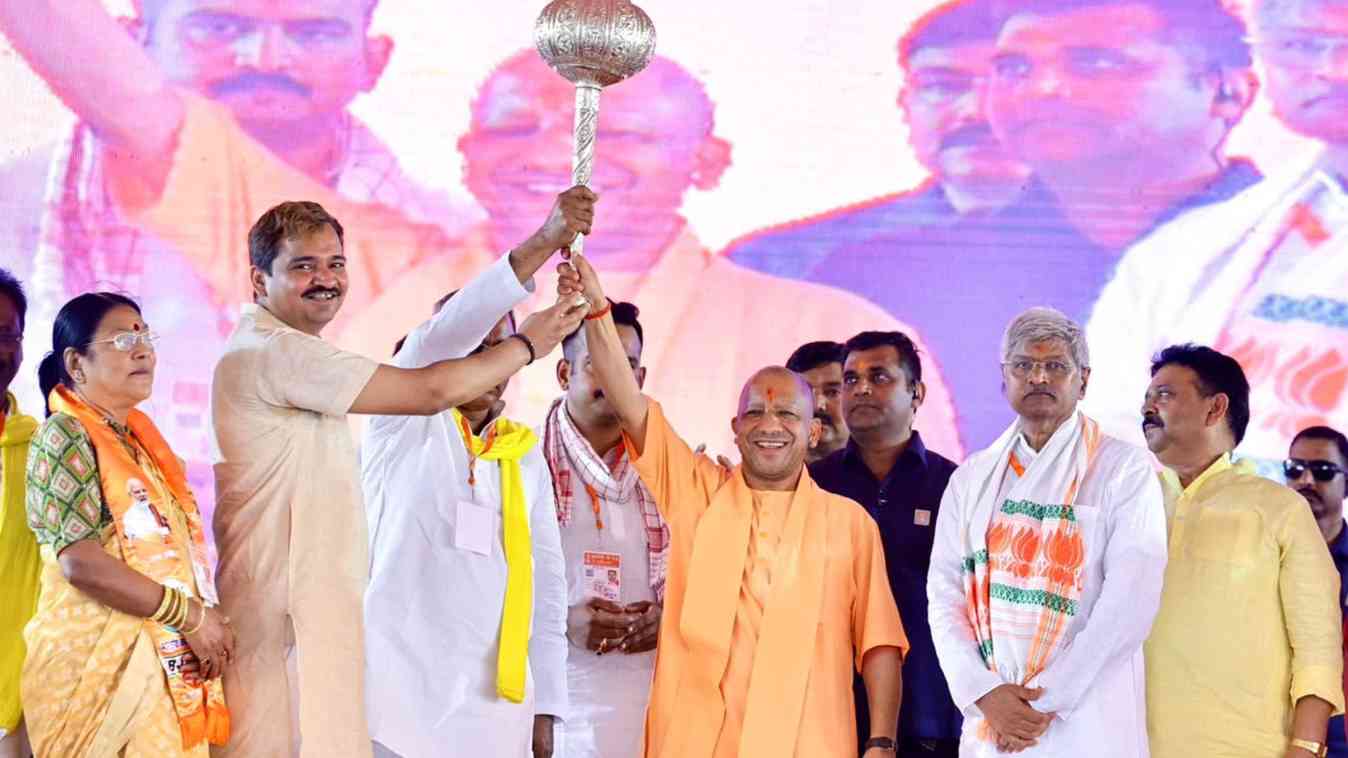 गाजीपुर पहुंचे सीएम योगी, 691 करोड़ की विकास परियोजनाओं की दी सौगात