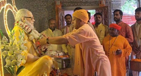 गुरु पूर्णिमा पर गोरखनाथ मंदिर पहुंचे सीएम योगी