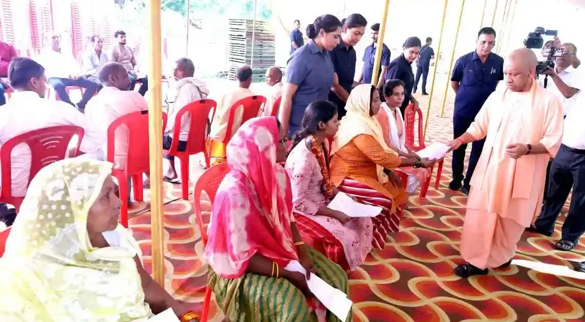 गोरखपुर जनता दर्शन में CM योगी ने सुनीं 200 लोगों की समस्याएं