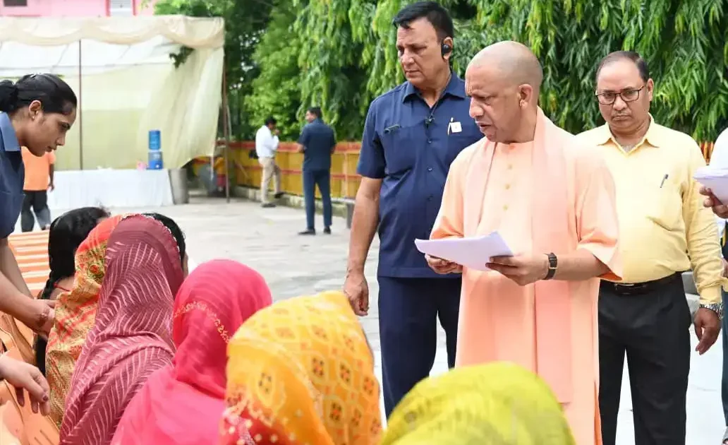 गोरखपुर जनता दर्शन में सीएम योगी का बड़ा भरोसा, गंभीर मरीजों को मिलेगी सरकारी मदद