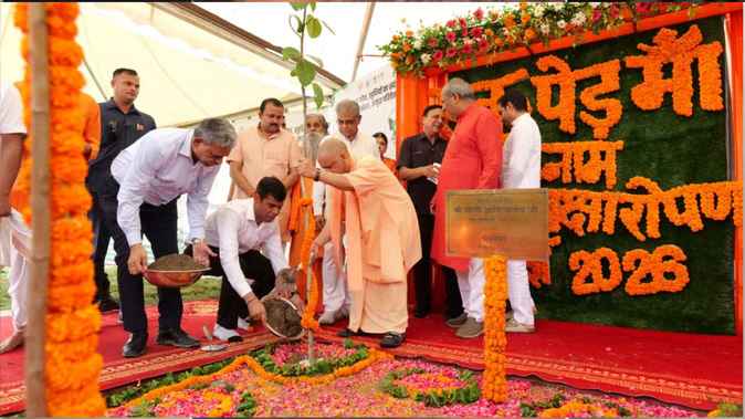 गोरखपुर में CM योगी ने 'एक पेड़ मां के नाम' अभियान का किया शुभारंभ