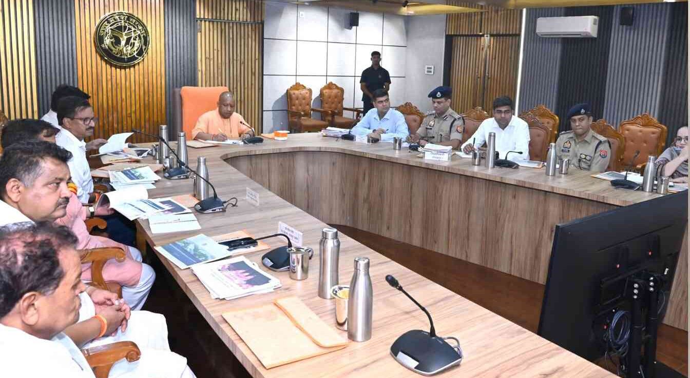 गोरखपुर में जलभराव पर सख्त हुए सीएम योगी