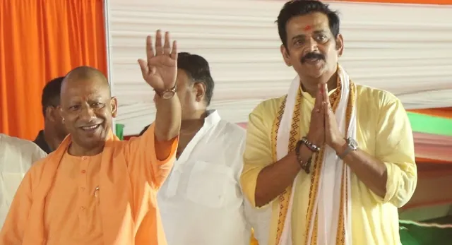 गोरखपुर में सीएम योगी ने ली रवि किशन की चुटकी, मंच पर गूंजे ठहाके