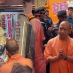 चित्रकूट में सीएम योगी ने की कामदगिरि परिक्रमा, भगवान कामतानाथ का लिया आशीर्वाद, बंदरों को खिलाया प्रसाद