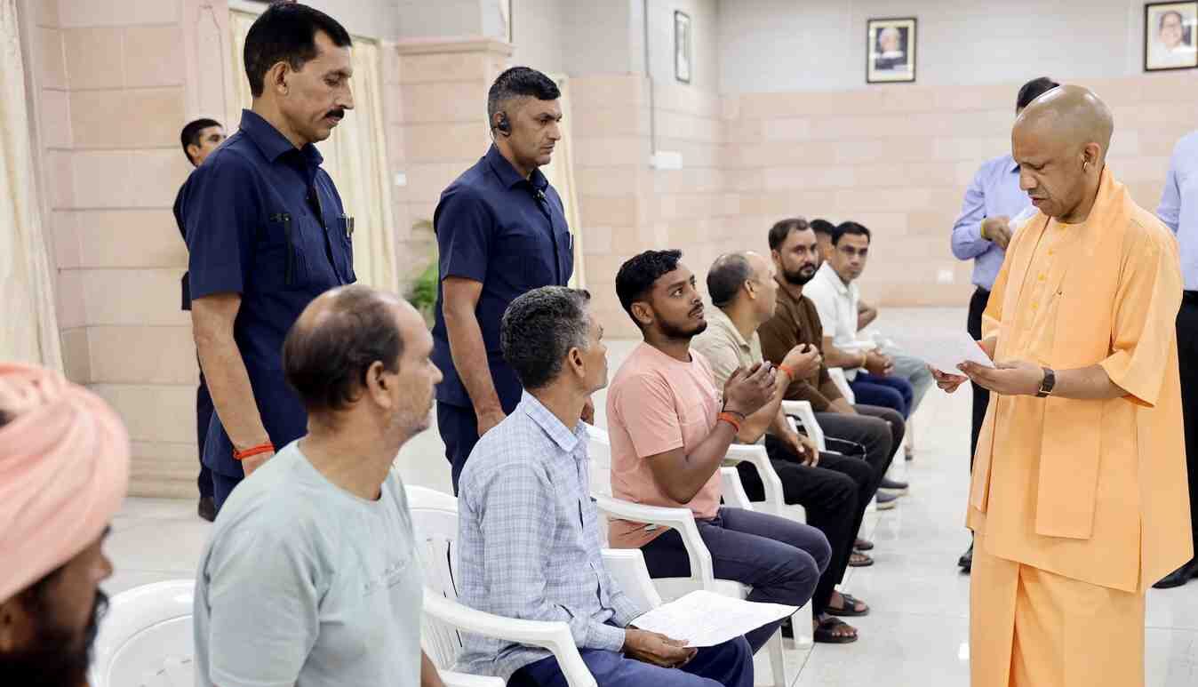 जनता दर्शन में सीएम योगी का संदेश, पारिवारिक विवाद घर में सुलझाएं